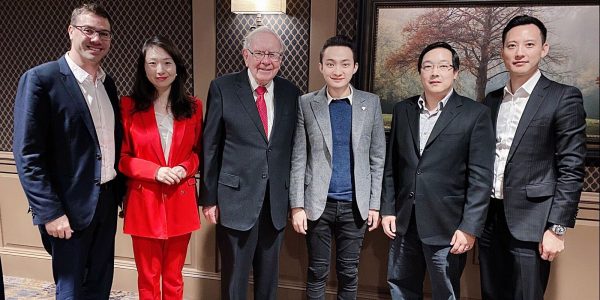 Warren Buffett dîne enfin avec Justin Sun et repart avec son premier bitcoin