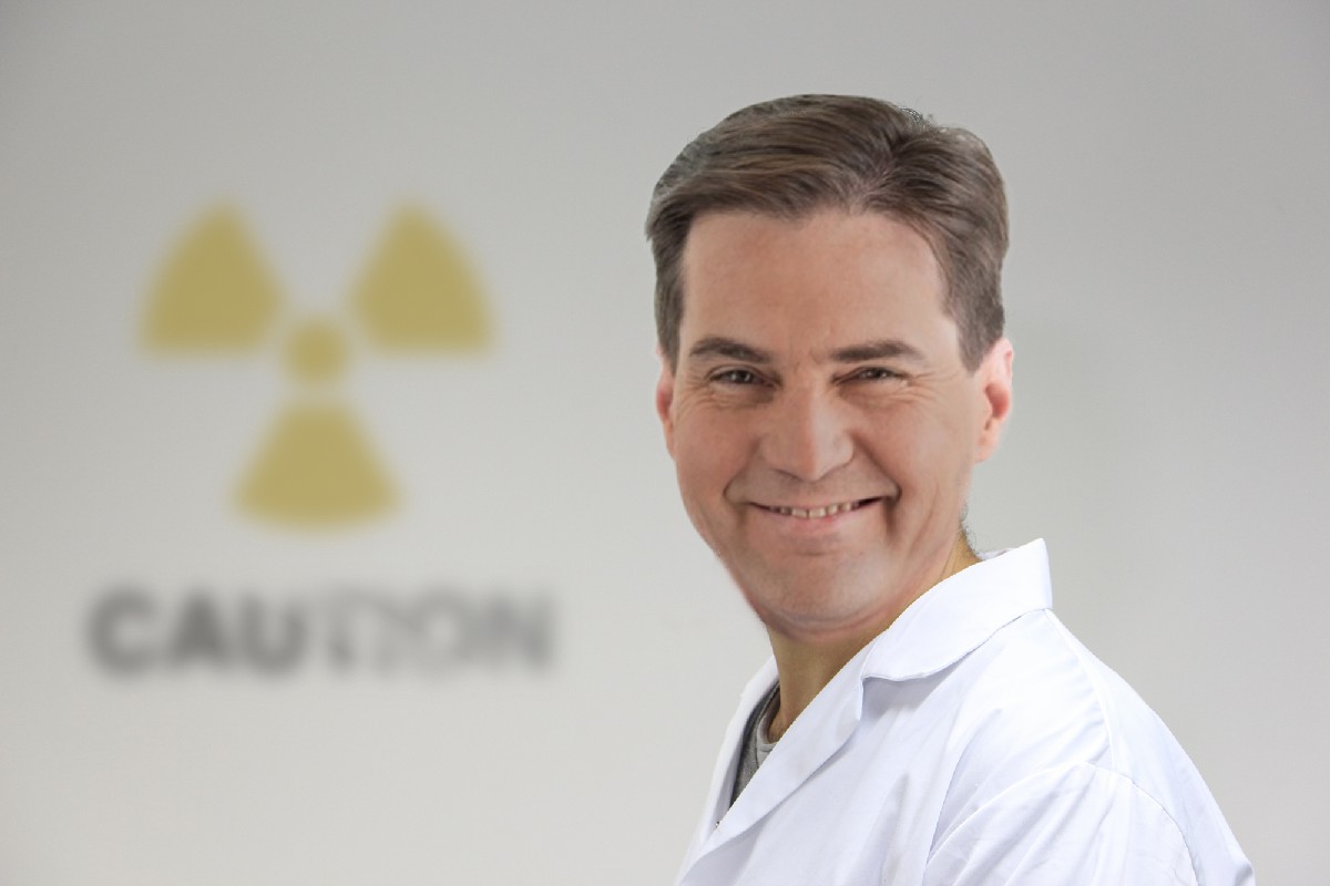 Montage photo de Craig Wright déguisé en chercheur en physique nucléaire