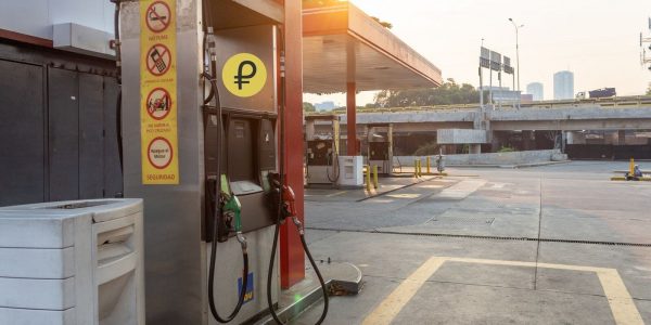 Les Vénézuéliens peuvent maintenant faire leur plein avec du Petro (PTR)