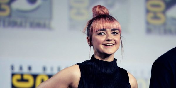 Maisie Williams demande à ses fans si elle doit acheter du Bitcoin (BTC)
