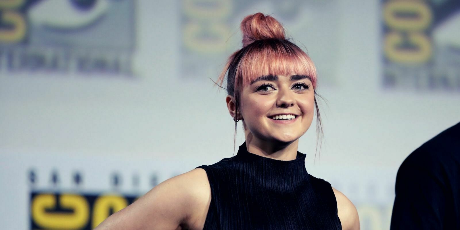 Maisie Williams demande à ses fans si elle doit acheter du Bitcoin (BTC)