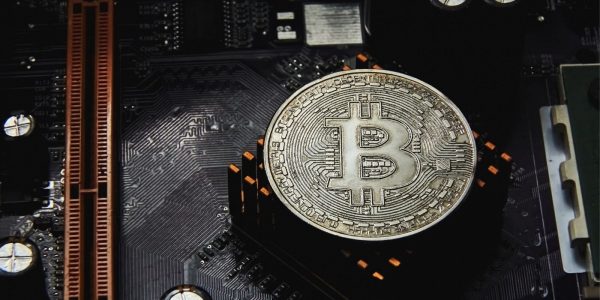 Un ancien mineur déplace 100 bitcoins (BTC) pour la première fois en 11 ans