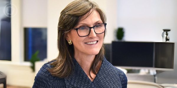 Tesla (TSLA) : Cathie Wood envisage une explosion de l'action jusqu'aux 2 600 dollars