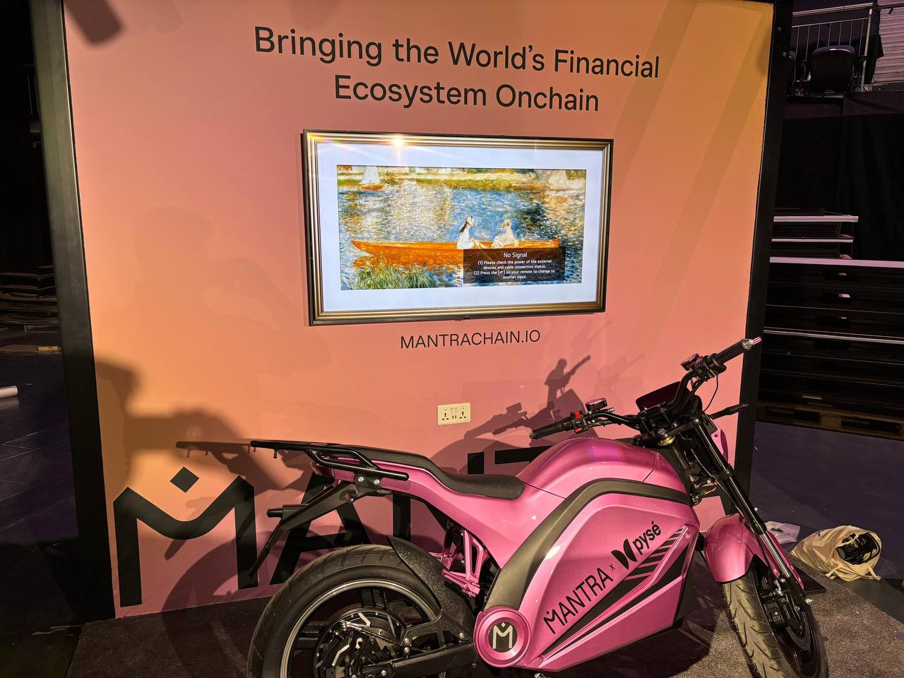 Photo d'une moto électrique présentée lors de la Binance Blockchain Week Photo d'une moto électrique présentée lors de la Binance Blockchain Week