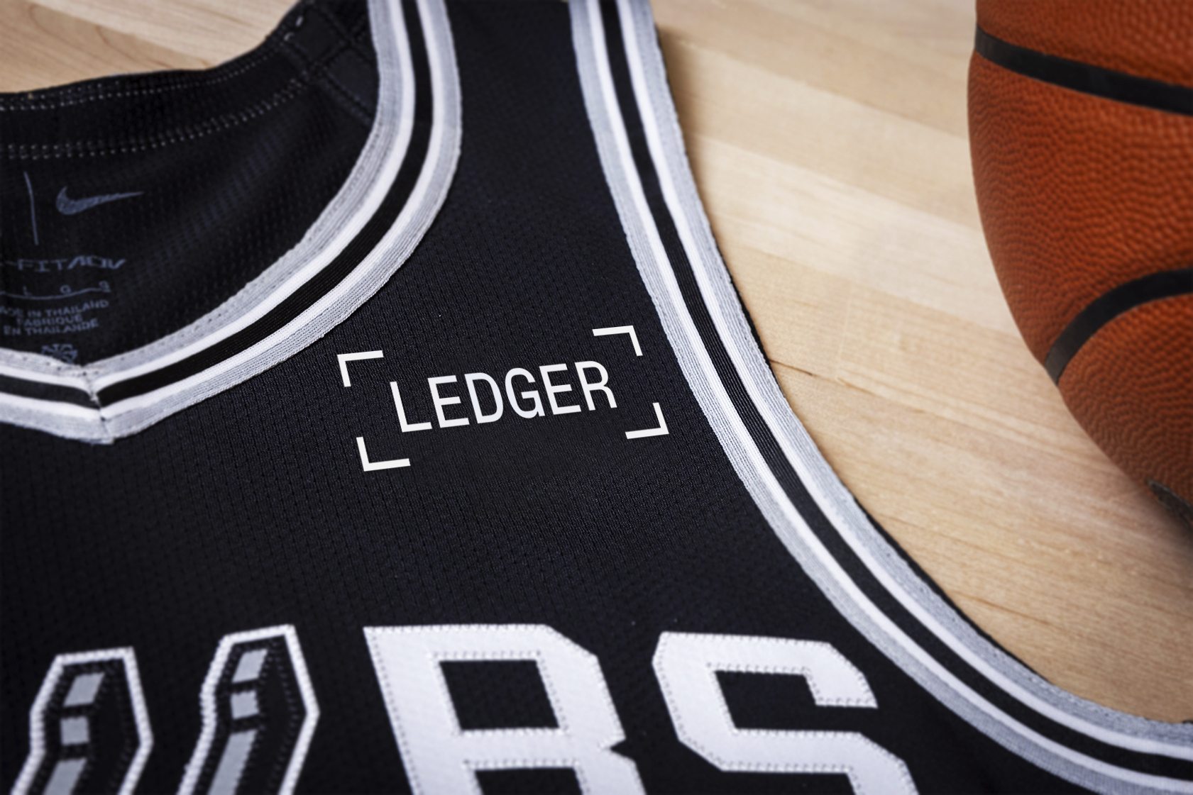 Emplacement du logo Ledger sur le maillot des Spurs