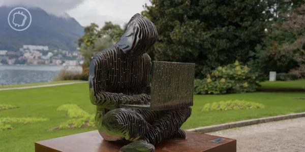 La statue de Satoshi Nakamoto de Lugano a été retrouvée dans un lac